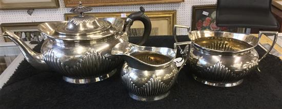 Elkington & Co silver three-piece teaset,of oval half-reeded form, Birmingham 1886